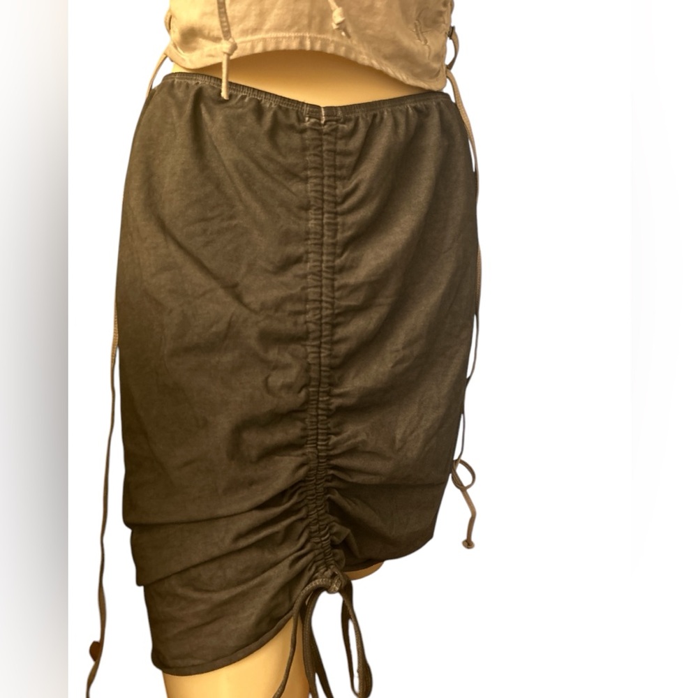 Darker Wavs Reverb Skirt